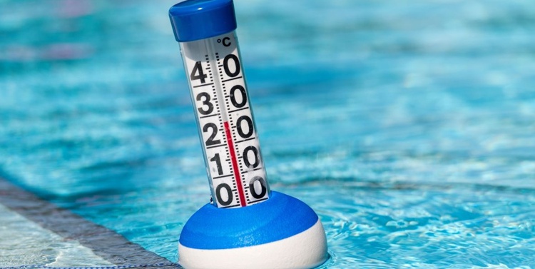 Swimming pool heater measured with a thermometer